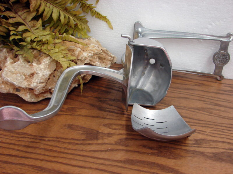 Vintage Wear-Ever Tacuco Aluminum Large Citrus Juicer Bottom Dump - Image 2