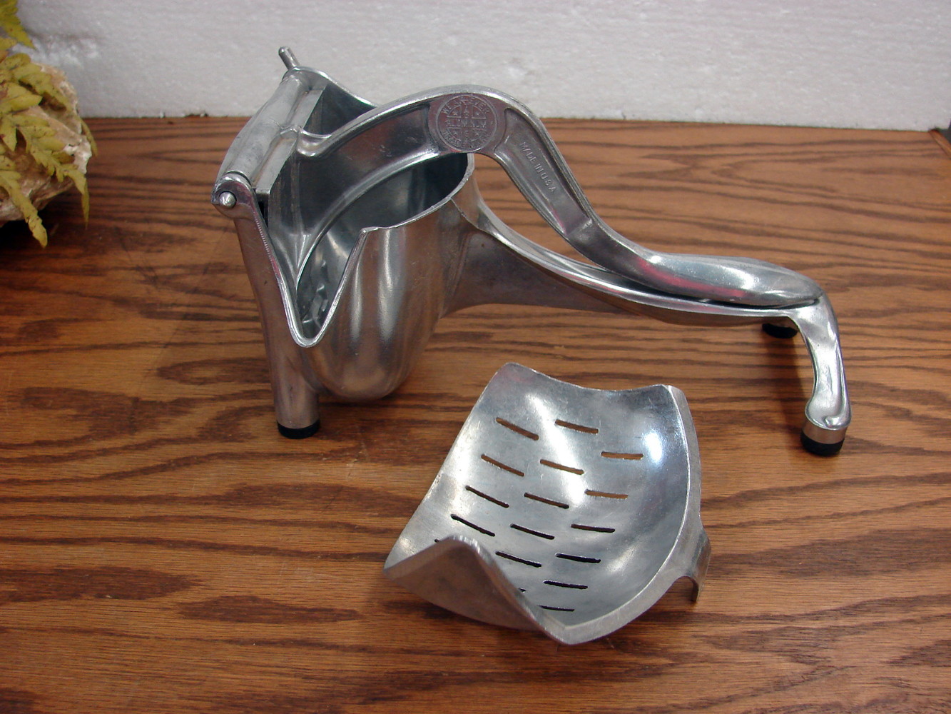 Vintage Wear-Ever Tacuco Aluminum Hand Press Citrus Juicer Side Dump