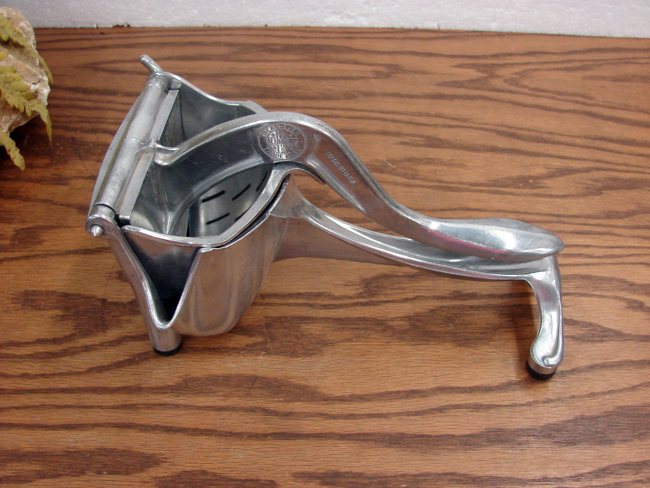 Vintage Wear-Ever Tacuco Aluminum Hand Press Citrus Juicer Side Dump - Image 2