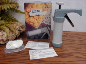 Wilton Deluxe Spritz Cookie Press Gun 12 Heads in Box Recipes