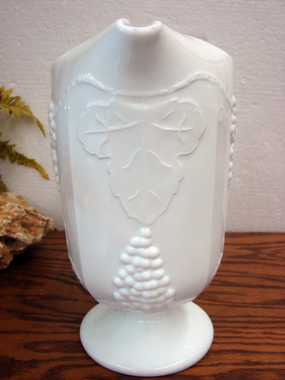 Vintage Indiana Glass Grape Vine Colony White Milk Glass Harvest 72 oz Ice Lip Pitcher - Image 2