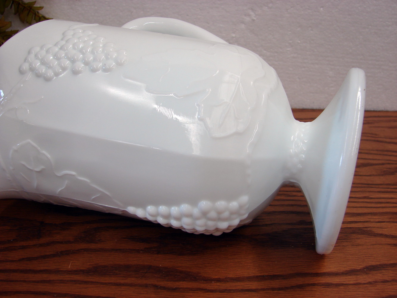 Vintage Indiana Glass Grape Vine Colony White Milk Glass Harvest 72 oz Ice Lip Pitcher - Image 3