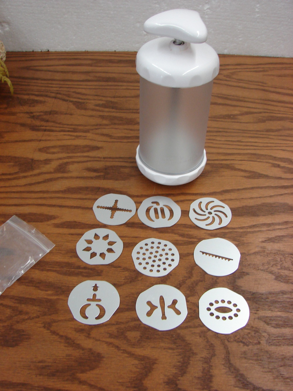 Like New Pampered Chef Cookie Press w/ 9 Aluminum Discs #1526 Easy Grip