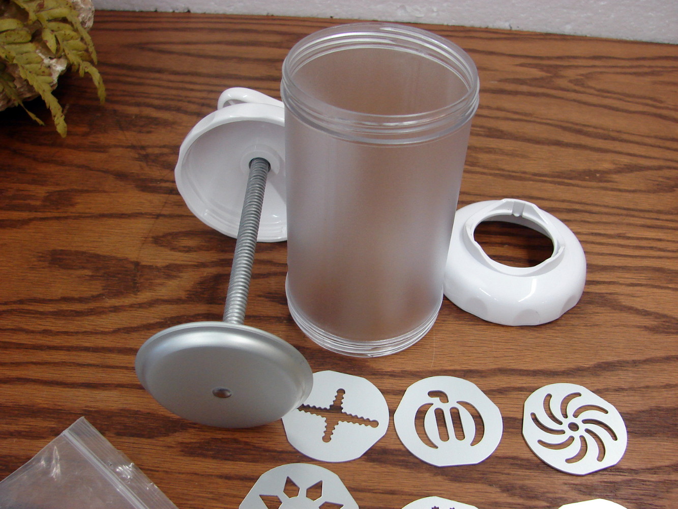 Like New Pampered Chef Cookie Press w/ 9 Aluminum Discs #1526 Easy Grip - Image 2