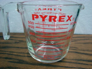 Vintage PYREX 2 Cup 16 oz 1 Pint Measuring Cup Pitcher Red Print
