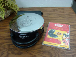 VillaWare Electric Disney Mickey Mouse Waffler Single #5555 w/ Recipe Instruction Book