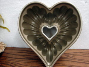 Nordic Ware Large Elegant Heart Bundt Pan 10 Cup Cast Aluminum
