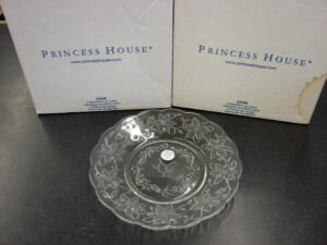 Brand New in Box Set/8 Retired Princess House Fantasia Raised Relief Scalloped 8" Plate #5296