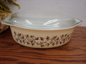 Vintage PYREX Golden Casserole #045 2 1/2 Qt Oval Baker w/ #945 Lid