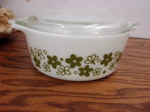 Vintage PYREX Spring Blossom Crazy Daisy #472 Cinderella Round Casserole w/ Lid
