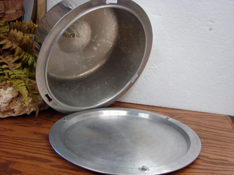Vintage Regal Ware Aluminum Cake Carrier Pan w/Locking Lid USA 2 Finger Knob, Moose-R-Us.Com Antiques Collectibles Log Cabin Decor