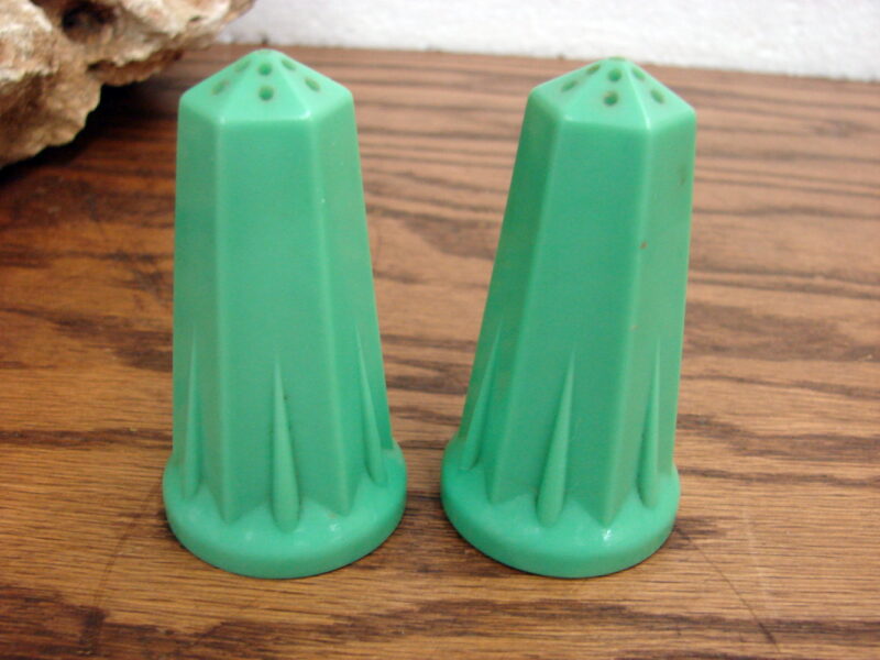 Vintage Richelain USA Bakelite Green Rocket Style Salt Pepper Shakers, Moose-R-Us.Com Antiques Collectibles Log Cabin Decor
