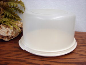 Vintage 1980s Round Large Rubbermaid Servin' Saver Cake Keeper Container Almond