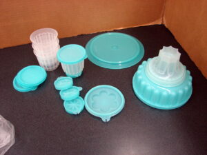 NOS Tupperware Turquoise Mini Jello Set w/ Individual Cups w/ Lids