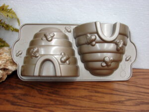 Nordic Ware Beehive Bee Cake Pan 3D 10 Cups 2.4 Liters Gold