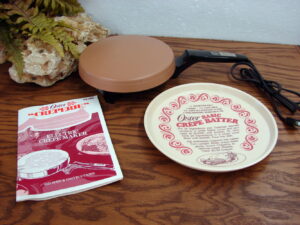 Vintage Osterizer 3 3/4&#8243; Mini Blend &#038; Store 8 oz Plastic Container Metal Lid, Moose-R-Us.Com Log Cabin Decor