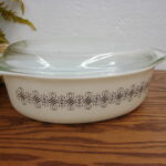 Vintage PYREX #045 Empire Scroll Filigree 2 1/2 Qt w/ Lid - Image 2