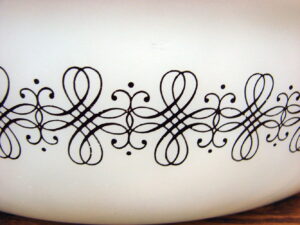 Vintage PYREX #045 Empire Scroll Filigree 2 1/2 Qt w/ Lid