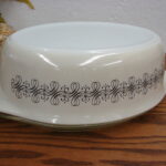 Vintage PYREX #045 Empire Scroll Filigree 2 1/2 Qt w/ Lid - Image 3