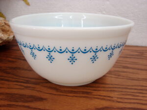 Vintage PYREX Blue Snowflake Garland #402 Nesting Round Mixing Bowl