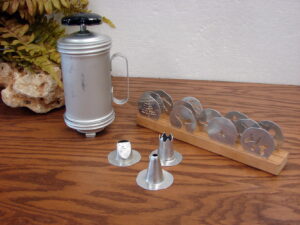 Vintage Mirro #358 Cookie Cooky Press Fat Reservoir Side Handle Black Accents Wood Block Storage