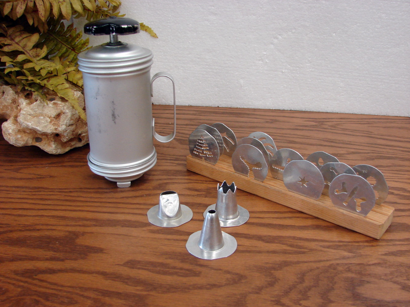 Vintage Mirro #358 Cookie Cooky Press Fat Reservoir Side Handle Black Accents Wood Block Storage