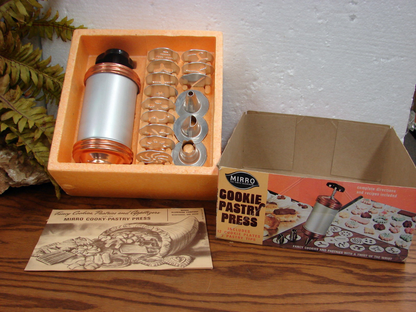 Vintage Mirro Cookie Pastry Press 12 Discs 3 Pastry Tips Original Box - Image 4