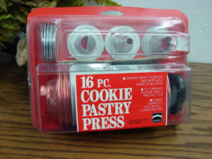 Brand New Mirro 16 pc Cookie Cooky Press in Plastic Storage Box