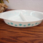 Vintage PYREX White with Turquoise Snowflake Divided 1 1/2 Quart Dish - Image 2