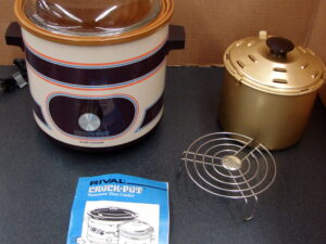 Complete Vintage Rival Crock Pot #3100 Tan Design Retro 3.5 Qt Slow Cooker Stoneware Glass Lid