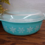 Vintage PYREX Turquoise White Snowflake Casserole 1 1/2 Qt w/ Lid #043