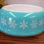 Vintage PYREX Turquoise White Snowflake Casserole 1 1/2 Qt w/ Lid #043 - Image 2