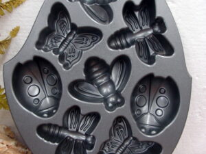 Nordic Ware Pan Heavy Cast Aluminum Backyard Bugs Cakes