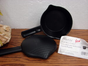 Brand New The Pampered Chef Small Micro Cooker Steamer 4 Cup Strainer Lid