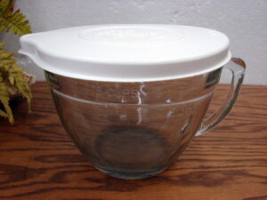 Pampered Chef 8 Cup 2 Quart Batter Bowl Measuring Cup w/ Lid