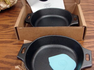 The Pampered Chef Brand New Cast Iron Set/2 Skillets #100250 Original Box
