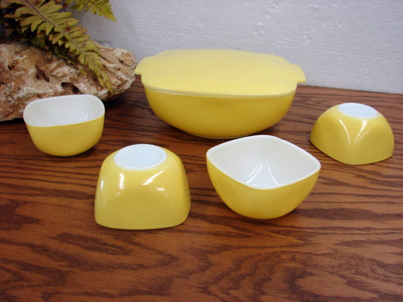 PYREX Yellow Square 1 1/2 qt Casserole Dish #515B-015 w/Lid &#038; 4 Hostess Bowls #407, Moose-R-Us.Com Log Cabin Decor
