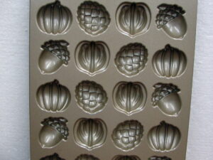 Nordic Ware Style Non Stick 24 Section Candy Jello Cake Autumn Molds