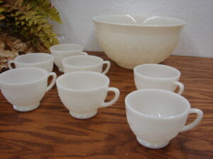 Vintage Anchor Hocking Sandwich Glass Ivory Daisy Punch Bowl Cups Set
