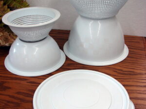 The Pampered Chef 5 pc Sieve Colander Nesting Bowl Set Grip Bottoms