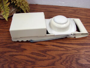 Pampered Chef Ultimate Mandolin #1109 Slices Grates Shreds w/ 4 Blades in Box Round Guard
