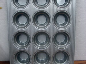 USA Pan Aluminized Steel Professional Grade 12 Count Crown Muffin Pan