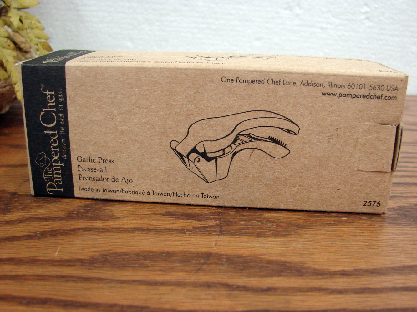 Brand New Pampered Chef Garlic Press w/ Cleaning Tool #2576