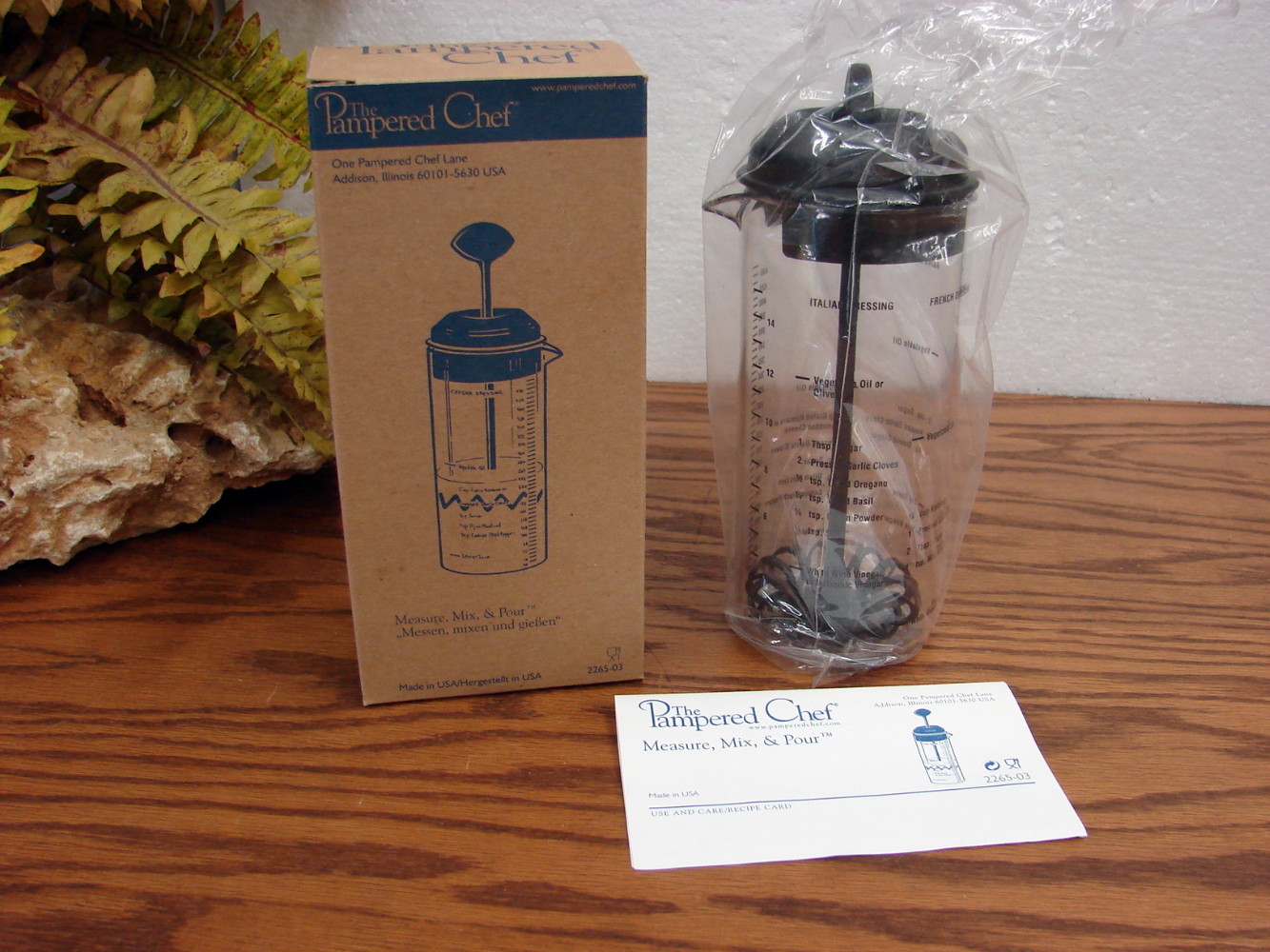 Brand New The Pampered Chef 2265 Salad Dressing Measure Mix Pour