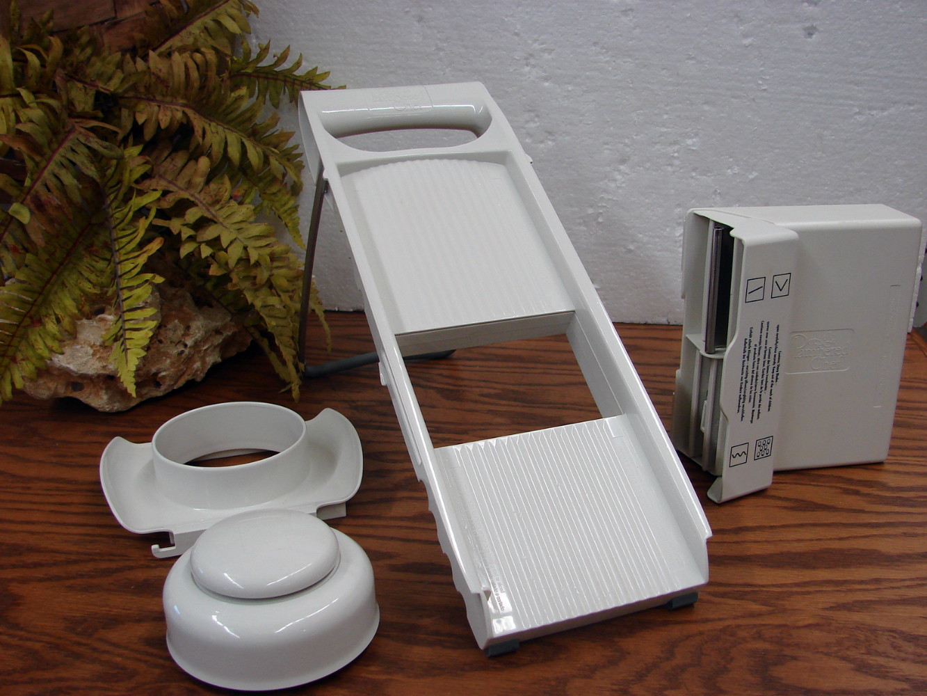 Pampered Chef Ultimate Mandolin #1087 Slices Grates w/ 4 Blades in Storage Case - Image 3