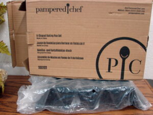 Brand New The Pampered Chef 100101 V Shaped Baking Pan Set in Box