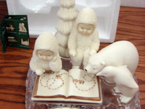 Dept. 56 Snowbabies Unconditional Love Trinket Box 2001, Moose-R-Us.Com Antiques Collectibles Log Cabin Decor