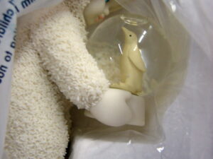 Dept. 56 Snowbabies Unconditional Love Trinket Box 2001, Moose-R-Us.Com Antiques Collectibles Log Cabin Decor