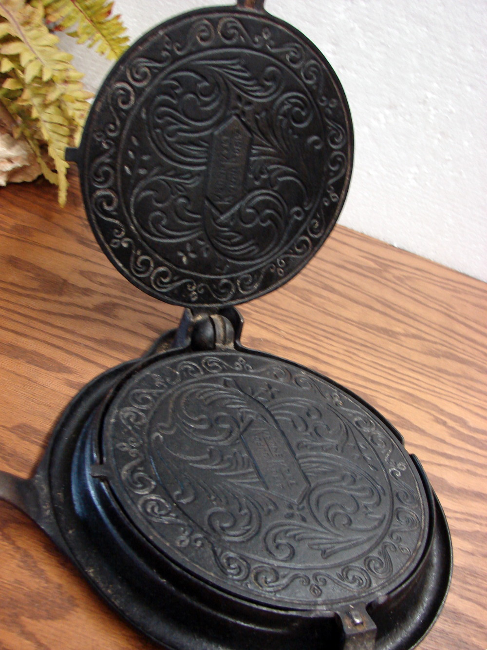 Andresen Cast Iron Krumkake Pizzelle Cookie Press MN Waffle Iron and Base - Image 4