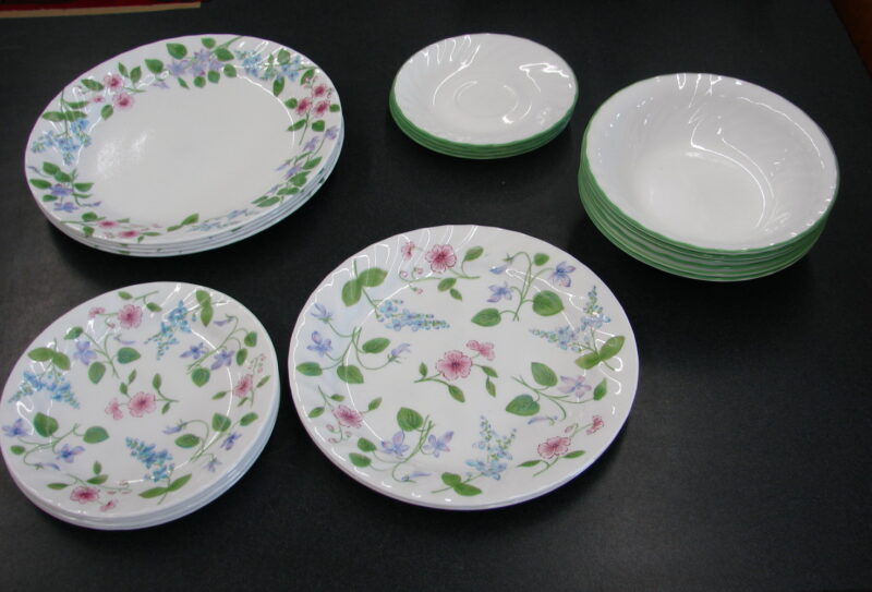 Corning Corelle 20 Pc Set Delicate Array Floral Swirl Dinnerware Pieces, Moose-R-Us.Com Antiques Collectibles Log Cabin Decor